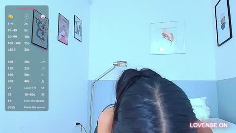 Snapshot of littlee_emilyy_ chatting on December 5, 10:23 pm Emily  online show from December 5, 10:23 pm