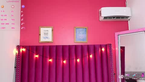 Snapshot of littlee_emilyy_ chatting on January 24, 2:39 am Emily  online show from January 24, 2:39 am