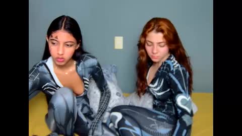 Snapshot of littlejennifer18 chatting on October 31, 4:57 am Tip us ask our names online show from October 31, 4:57 am