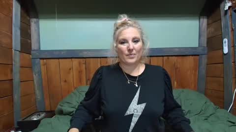 lisanixs online show from October 7, 5:10 pm