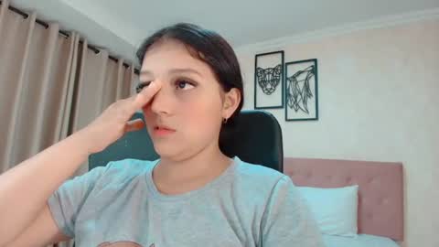Snapshot of littlemolly_pregnant chatting on July 7, 12:02 am Sarahs Room online show from July 7, 12:02 am