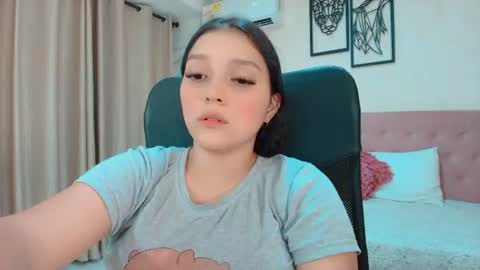 Snapshot of littlemolly_pregnant chatting on August 2, 9:02 pm Sarahs Room online show from August 2, 9:02 pm