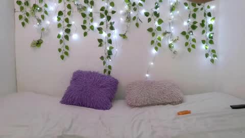Snapshot of littlemoonx chatting on April 2, 2:31 am Moon online show from April 2, 2:31 am