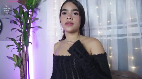 littletammy_ online show from September 26, 1:15 pm