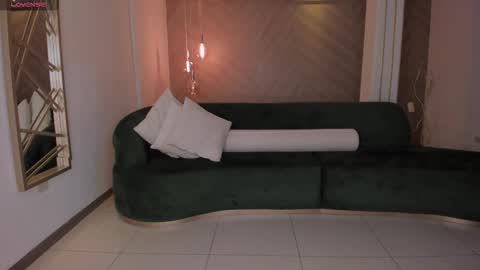 Lizzi  online show from September 8, 8:30 pm