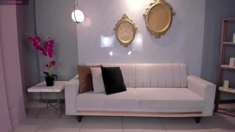 Lizzi  online show from December 3, 9:35 pm