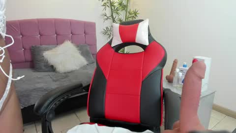 Snapshot of lizzie_williamss chatting on June 6, 3:44 am lizzie_williamss online show from June 6, 3:44 am