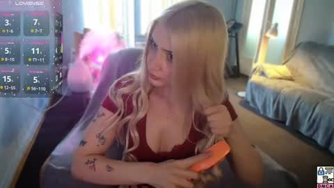 Snapshot of lizzycumm chatting on June 19, 8:18 am lizzycumm online show from June 19, 8:18 am