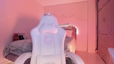 Snapshot of lm_kloeeh chatting on October 31, 10:11 pm Kloe see you 28-11  to celebrate my birthday online show from October 31, 10:11 pm