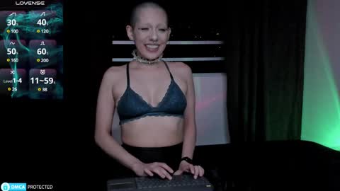 Snapshot of lnxmst chatting on December 18, 1:37 am Lynx Mist online show from December 18, 1:37 am