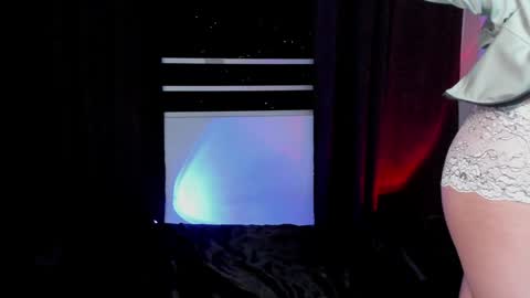 Snapshot of lnxmst chatting on February 1, 4:03 am Lynx Mist online show from February 1, 4:03 am