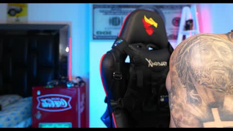 Snapshot of logan_hugh8 chatting on December 13, 6:42 am logan_hugh8 online show from December 13, 6:42 am