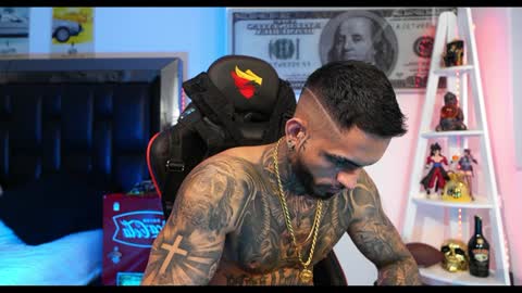 Snapshot of logan_hugh8 chatting on December 19, 5:40 pm logan_hugh8 online show from December 19, 5:40 pm