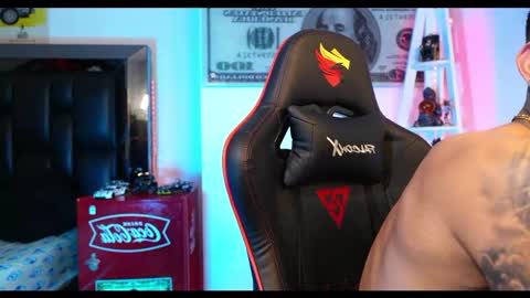 Snapshot of logan_hugh8 chatting on February 26, 6:15 am logan_hugh8 online show from February 26, 6:15 am