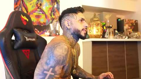 Snapshot of logan_hugh8 chatting on October 2, 1:40 pm logan_hugh8 online show from October 2, 1:40 pm