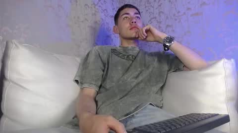 Loganfoster  online show from November 26, 8:21 pm