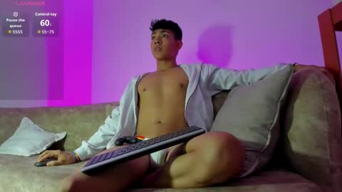 Snapshot of logantwink18 chatting on November 15, 7:21 pm logantwink18 online show from November 15, 7:21 pm