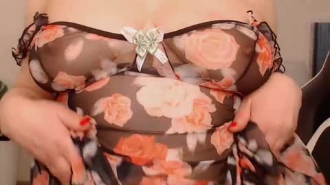 Snapshot of lola_anderson chatting on November 17, 5:57 am Lola online show from November 17, 5:57 am