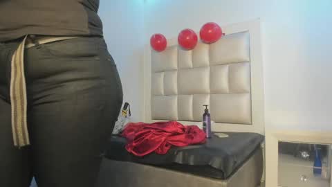 Snapshot of lola_js chatting on June 1, 12:07 pm lola_js online show from June 1, 12:07 pm