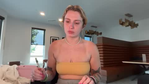 Snapshot of lolaa555 chatting on June 3, 12:57 am lolaa555 online show from June 3, 12:57 am