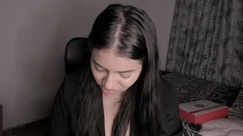 lolaasmith_21 online show from January 11, 10:40 pm