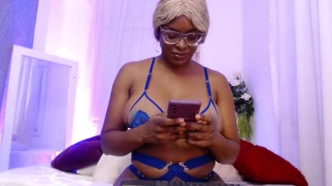 lola online show from October 18, 4:59 am