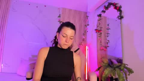 lolamustaine_ online show from November 14, 9:13 pm