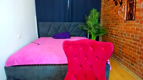 Snapshot of lolla_awesome chatting on December 14, 7:47 am Lolla online show from December 14, 7:47 am