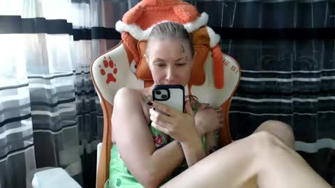 Snapshot of lollifox_1 chatting on June 2, 7:21 am Lisa online show from June 2, 7:21 am