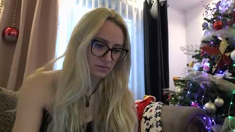 Snapshot of lolly_kaia chatting on December 14, 7:58 am Lolly online show from December 14, 7:58 am