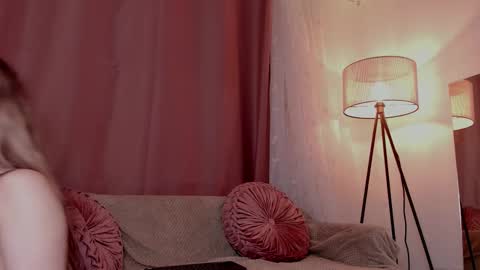 Snapshot of lollypetitte_ chatting on November 18, 7:24 am Lolly online show from November 18, 7:24 am