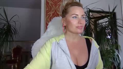 Snapshot of lollyta2023 chatting on February 1, 12:05 pm Roxy online show from February 1, 12:05 pm