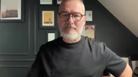 Snapshot of londongent2023 chatting on October 10, 8:57 am EnglishBear online show from October 10, 8:57 am