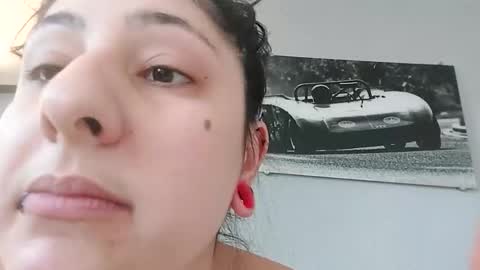 loolaunshaved online show from February 17, 8:11 am