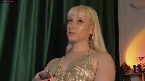 Snapshot of lora_hellyeah chatting on July 2, 10:10 am Lora heil online show from July 2, 10:10 am