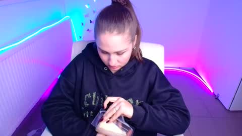 Lora online show from October 21, 11:33 am