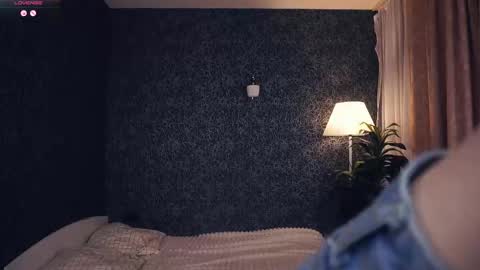 Lora online show from December 3, 5:15 am