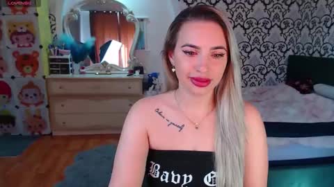 Queen LoraSinClare online show from April 28, 7:02 am