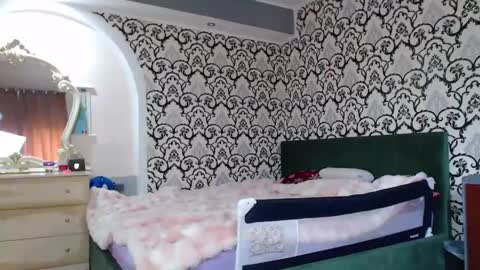 Queen LoraSinClare online show from April 30, 7:58 am
