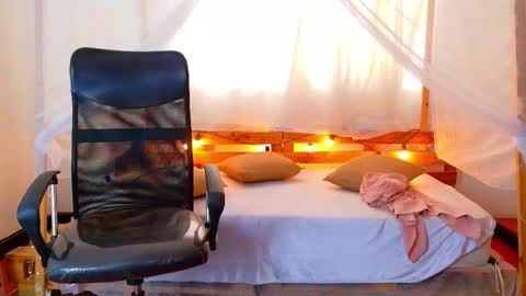 loreanis online show from February 13, 9:33 pm