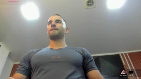 Snapshot of lorenzo_walker_ chatting on October 31, 11:11 am L O R E N Z O Thumbs Up help online show from October 31, 11:11 am