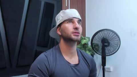 Snapshot of lorenzo_walker_ chatting on November 11, 5:24 pm L O R E N Z O Thumbs Up help online show from November 11, 5:24 pm