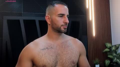 Snapshot of lorenzo_walker_ chatting on December 5, 5:20 pm L O R E N Z O Thumbs Up help online show from December 5, 5:20 pm