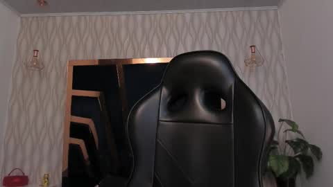  L O R E N Z O  Thumbs Up help  online show from January 7, 6:10 pm