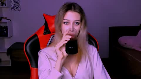 Lori online show from October 18, 6:30 pm