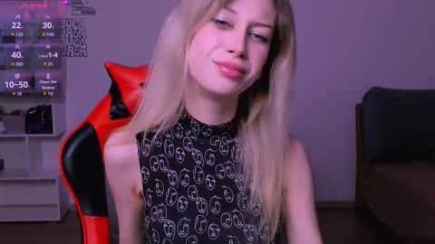 Snapshot of lori_meow chatting on December 13, 7:40 pm Lori online show from December 13, 7:40 pm