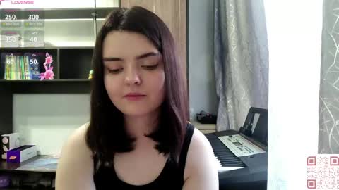 Snapshot of loudeguise chatting on June 7, 10:08 am Esma online show from June 7, 10:08 am
