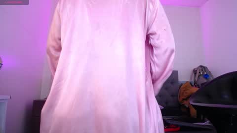 Snapshot of louise_nails chatting on January 15, 8:58 pm LouIse online show from January 15, 8:58 pm