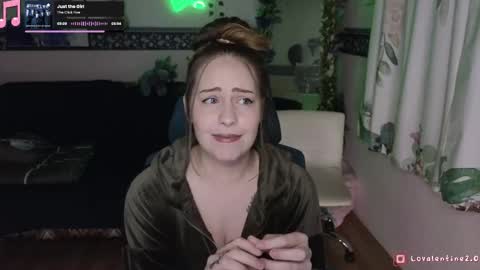 Snapshot of lovalentine chatting on December 2, 5:13 am Lo Valentine online show from December 2, 5:13 am