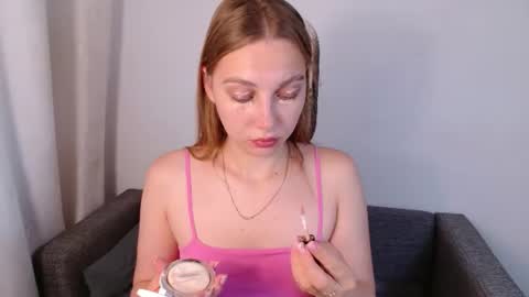 Snapshot of love_bella_ chatting on June 19, 12:15 am love bella online show from June 19, 12:15 am